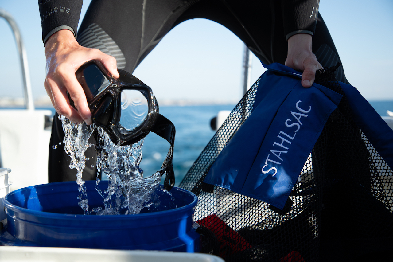 Diver cleaning mask, lifestyle image