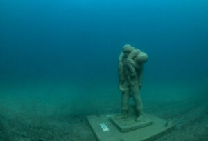 Veteran statue underwater, lifestyle image